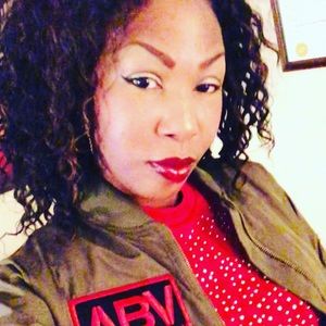 Meet your Posher, Adia